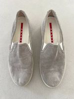 Prada Wildleder-Loafer, hellgrau, Grösse EU37.5