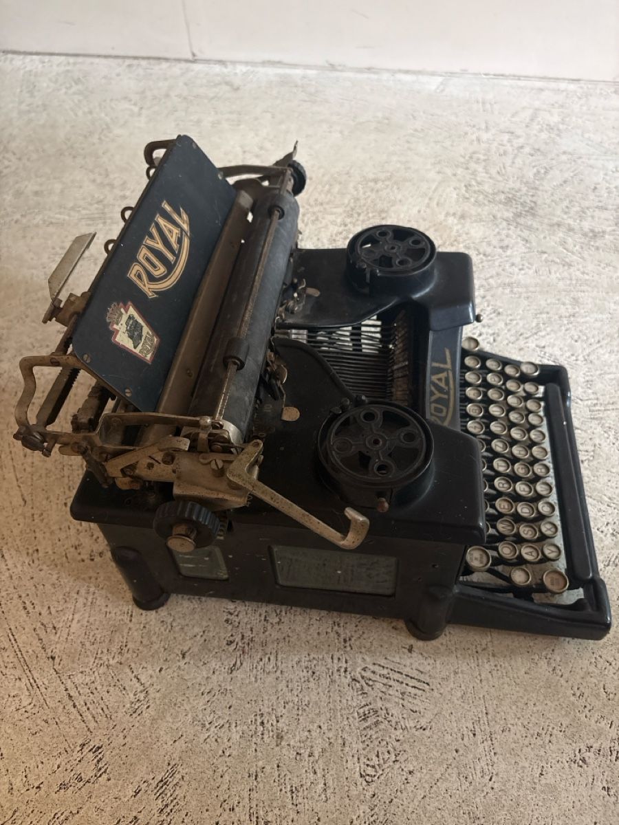 Macchine da scrivere: Machine à écrire Royal ancienne, objet de collection  – Usato da Vernier venduto da Judge63 1