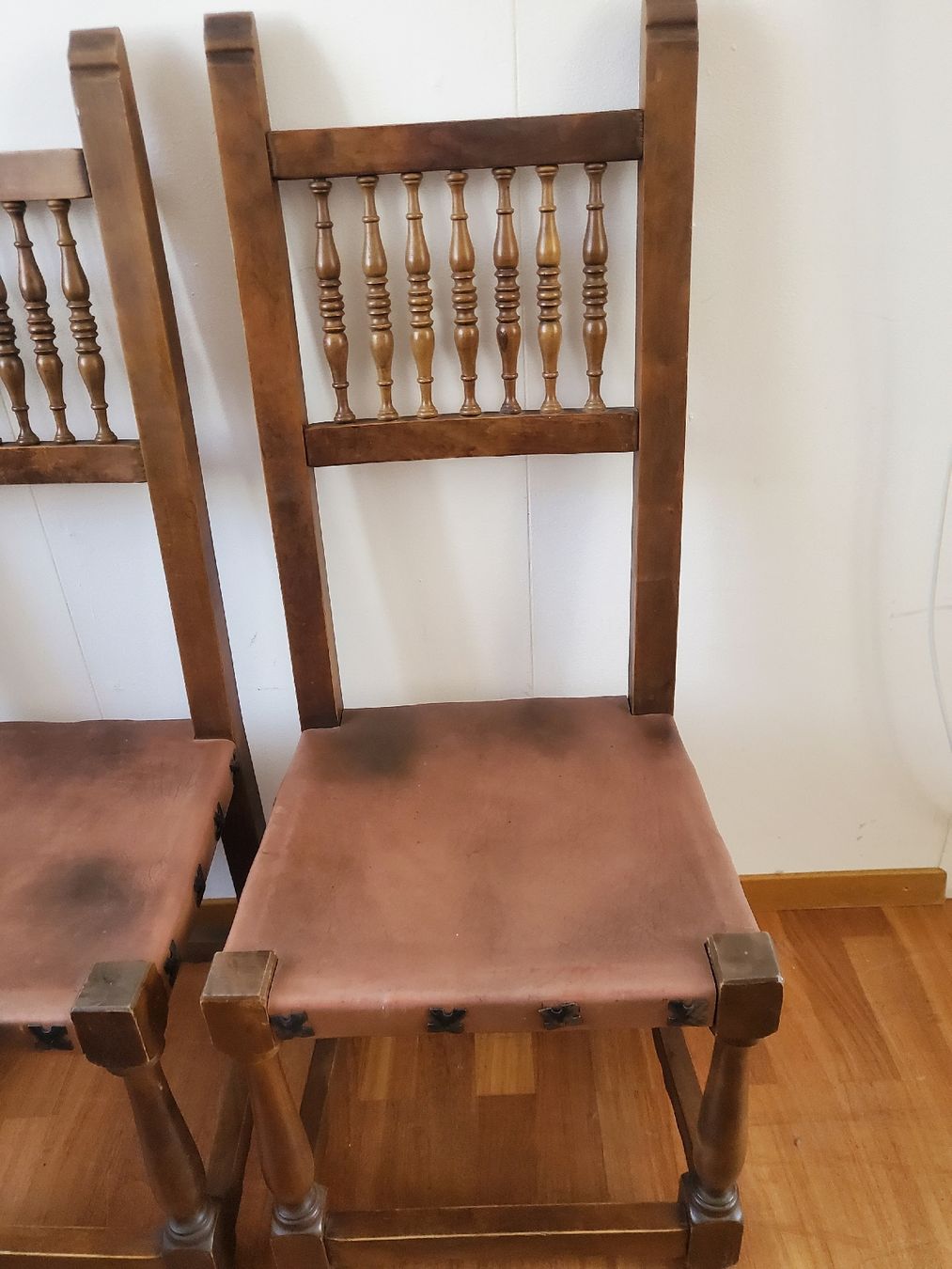 Chaises: Spanische Stühle Leder Sitz Holz 2 St. Wunderschön – D'occasion à Einsiedeln par high5 1
