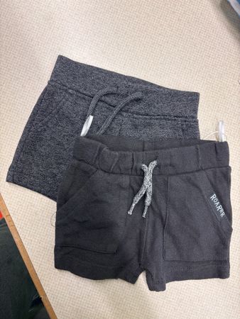 2 Baby Shorts Set grau schwarz Grösse 62 neu