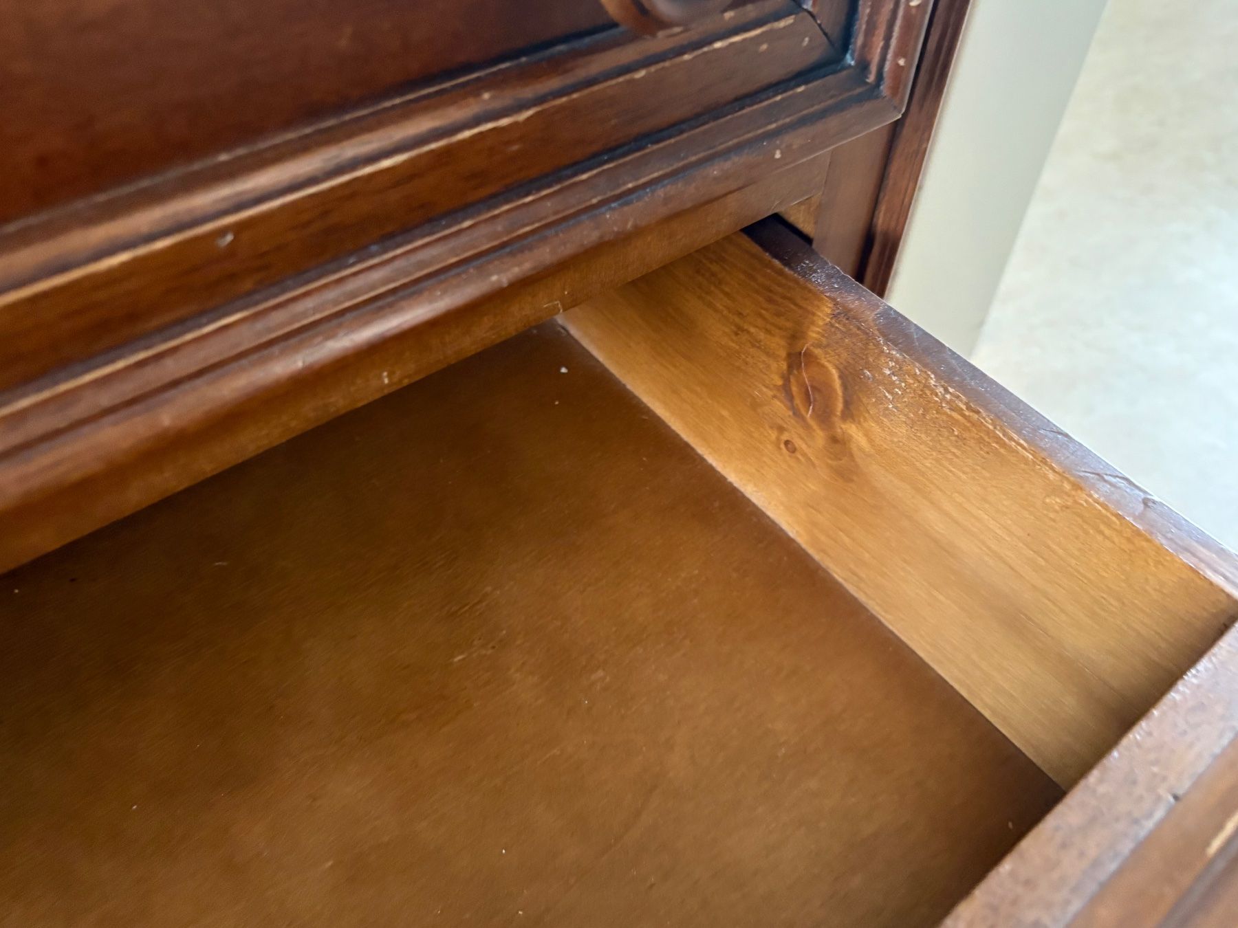 Kommoden: Kommode mit 4 Schubladen aus dunklem Holz – Gebraucht aus Frick von Rukki 2