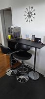 Bar-Tisch mit zwei Barhockern (Hochstühle) - stilvolles Set
