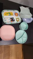 Kindergeschirr und Lätzchen