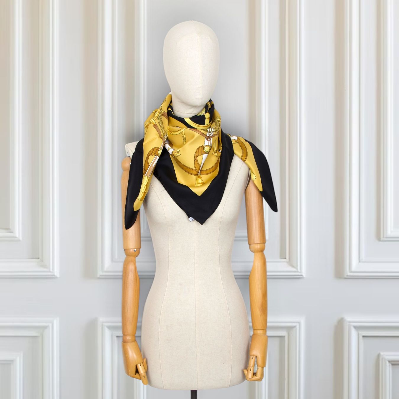 Hermès Foulards, Tücher & Schals: Hermès Carré "Eperon d'Or" schwarz – Gebraucht aus Binningen von Designerlabels 2