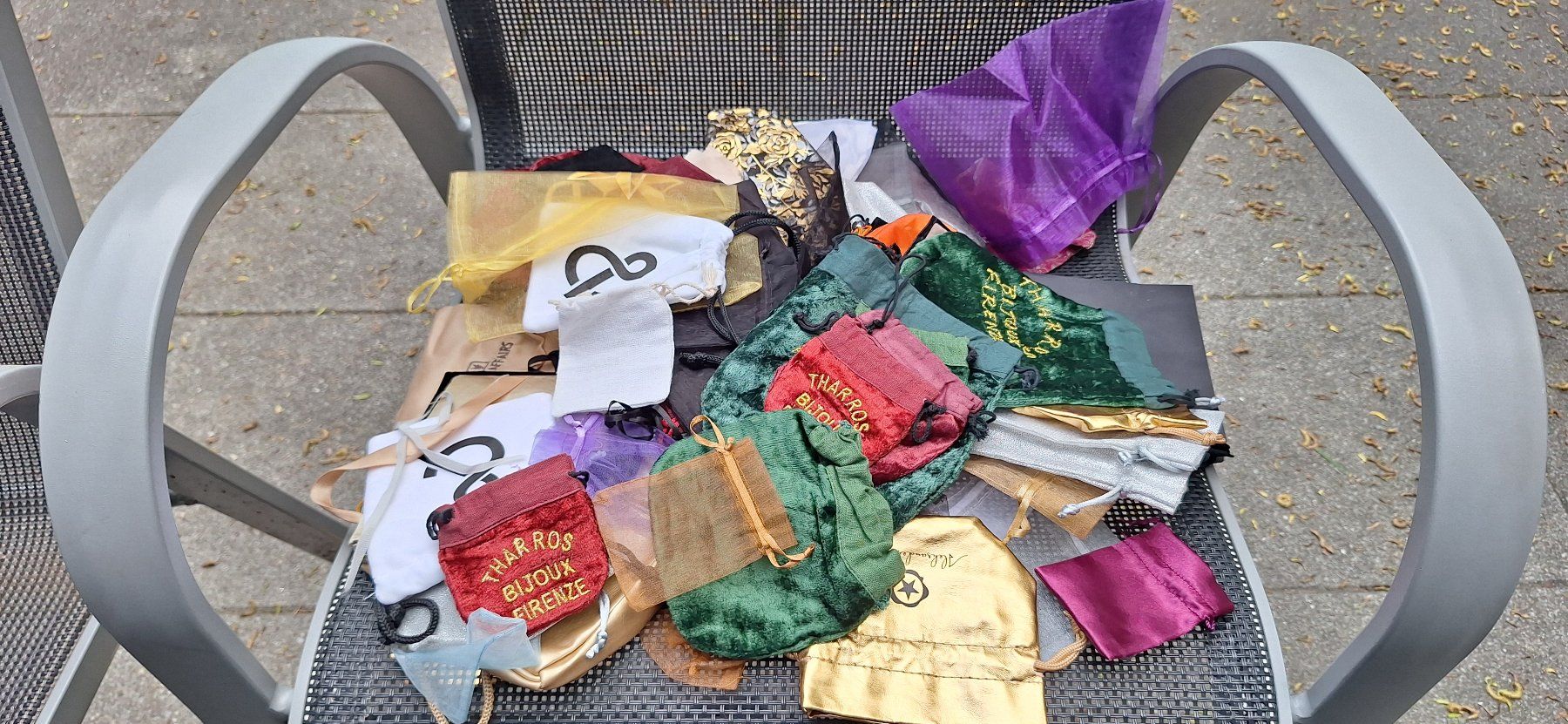 Borse: Lot Stoff Beutel Täschchen Schmuck Täschli – Usato da Gurtnellen venduto da Rhino77 2