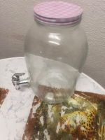 Getränkespender aus Glas mit Zapfhahn rosa Deckel 