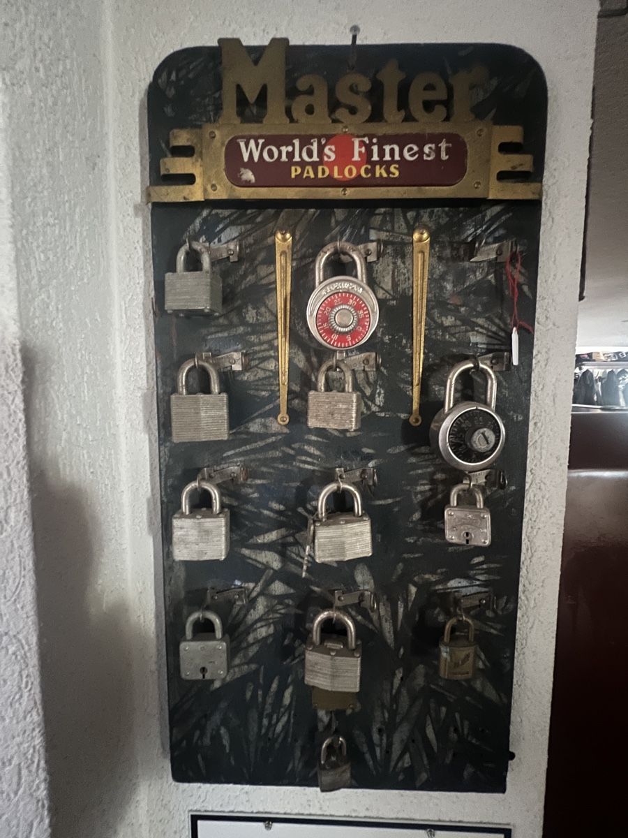Lucchetti: Master Padlocks Wand-Display mit Vorhängeschlössern – Usato da Mellingen venduto da Oelquelle