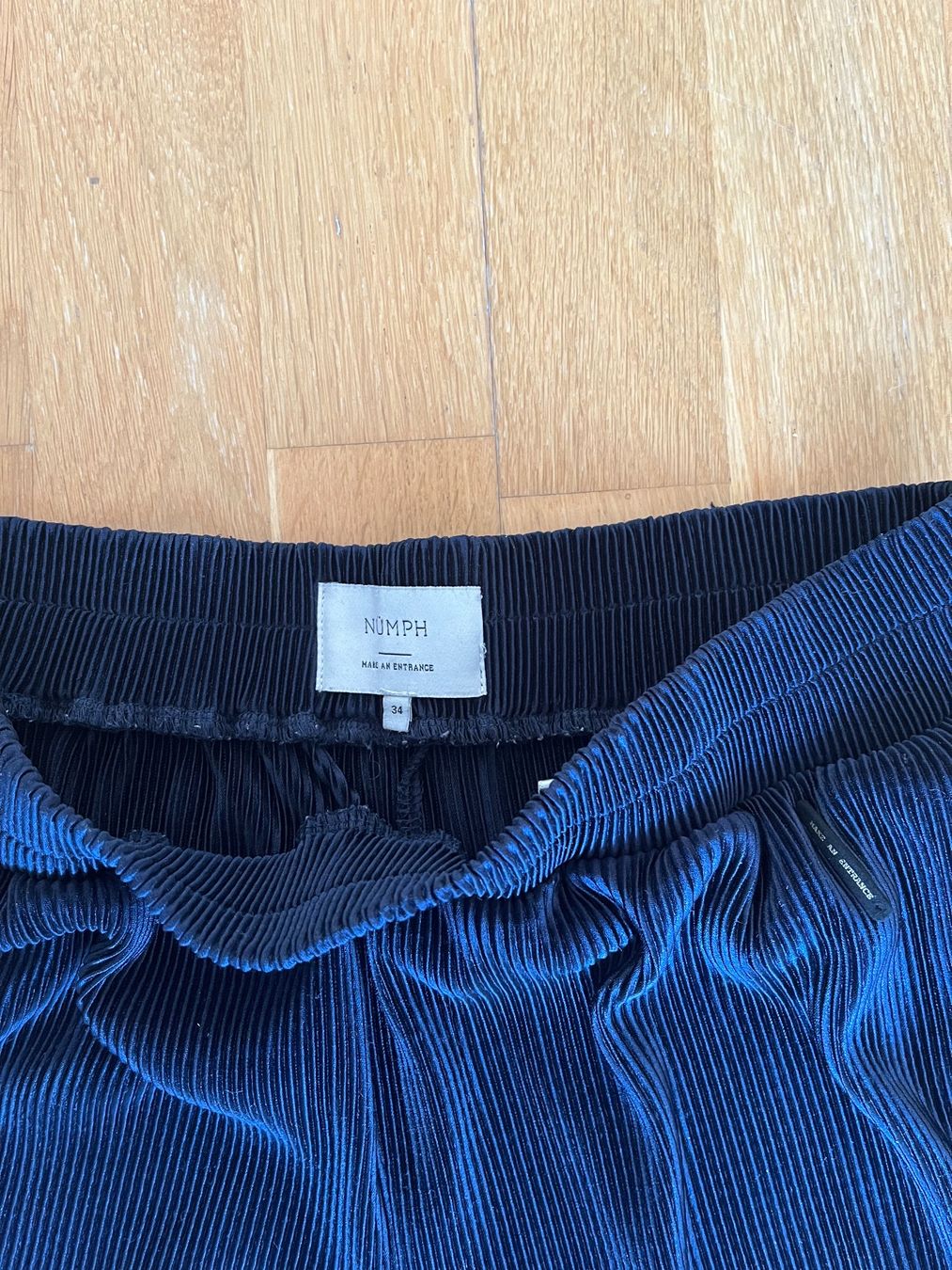 Pantaloni: Plisseehose von Nümph, dunkelblau, Grösse 34 – Usato da Basel venduto da jas_xy6j 3