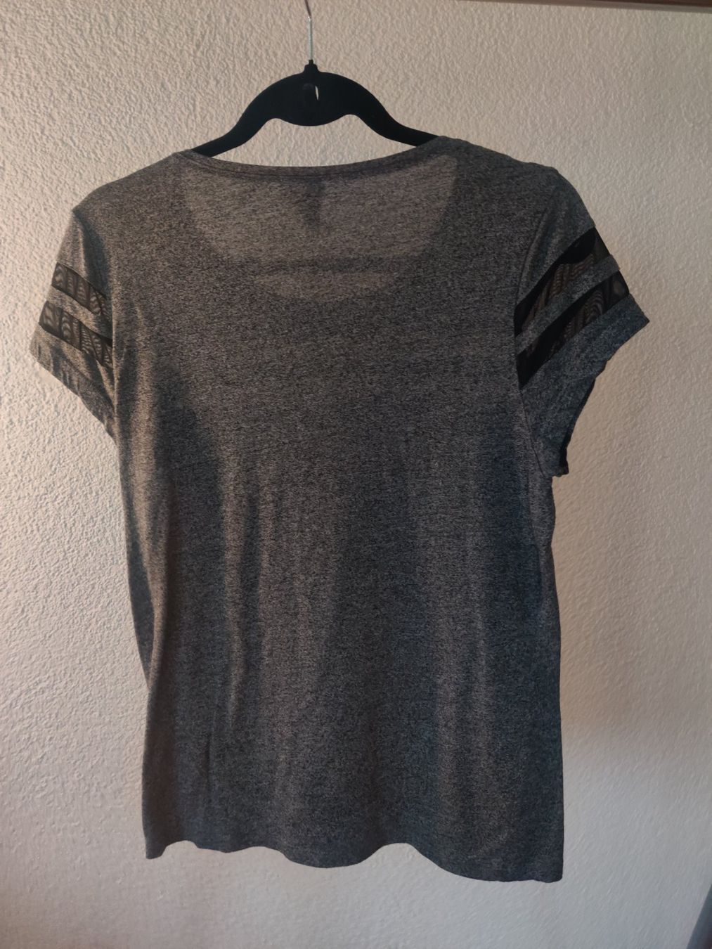 H&M Tops: T-shirt gris taille M H&M – Gebraucht aus Fribourg von cou_v62j 1