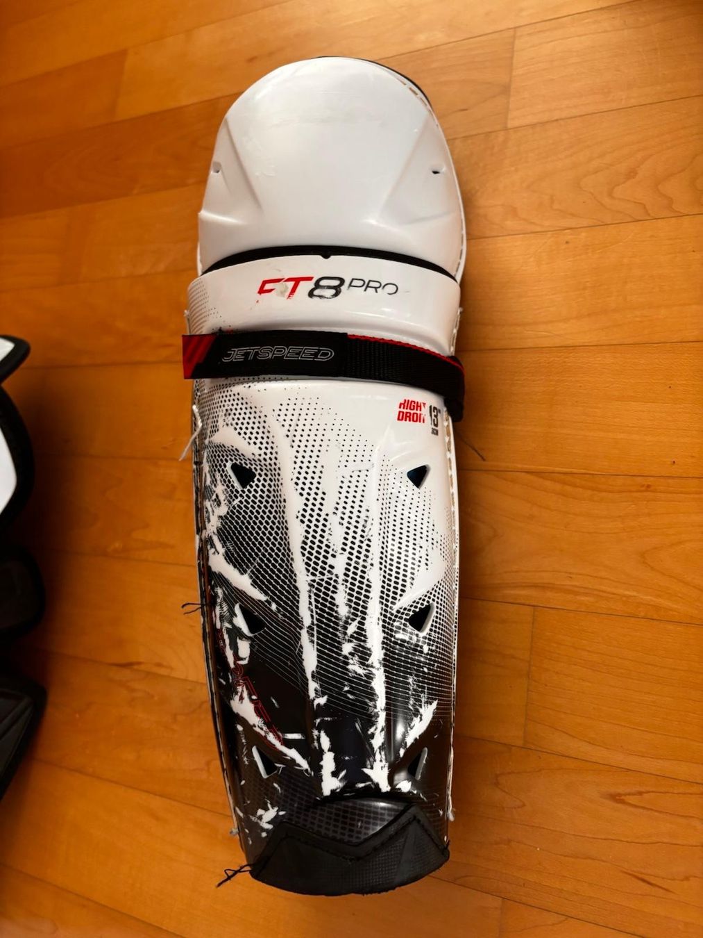 Ccm Protezioni & Imbottiture: CCM Jetspeed FT8 Pro Schienbeinschoner Grösse 13 – Usato da Zürich venduto da Prophil1