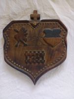 Bois ancien sculpté à suspendre avec grue et blason