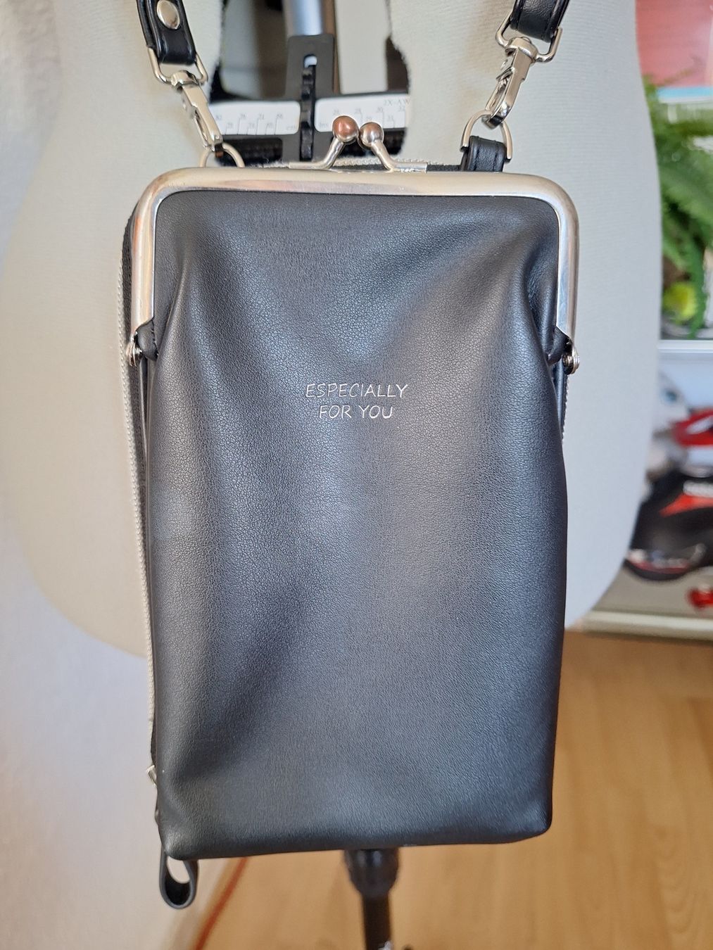 Sacs femmes: Umhängetasche mit Sonnenbrillenfach – D'occasion à Teufenthal AG par boebe071 1