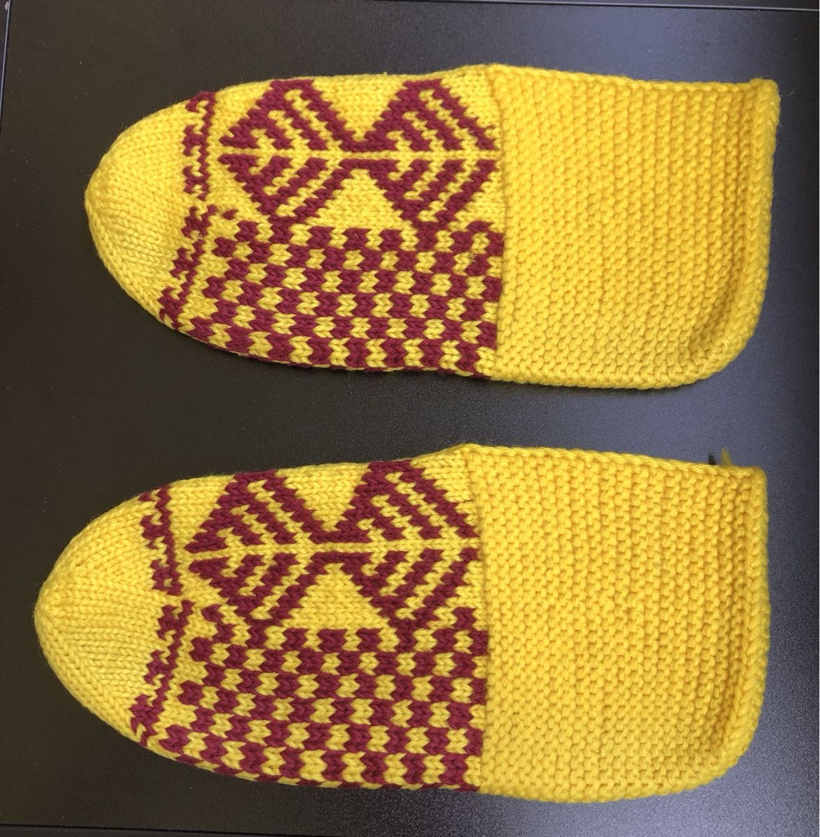 Herrenschuhe: Handgestrickte Hausschuhe Gelb Grösse 40/41 – Neu (gemäss Beschreibung) aus St.Gallen von nitka. 1