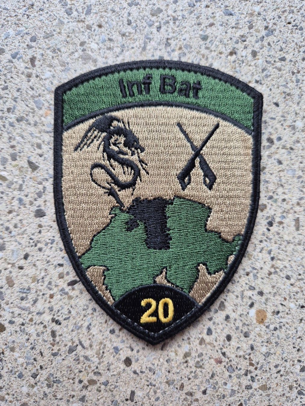 Schweizer Armee Placchette & Badge: *** Badge Inf Bat 20 mit klett *** – Nuovo e nell'imballaggio originale da Riedholz venduto da fr_sIruP