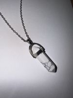 Elegante Halskette mit weissem Stein Anhänger