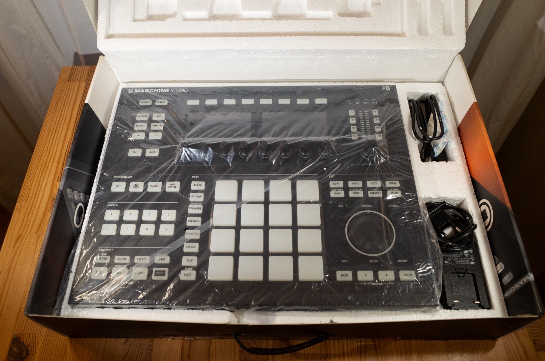Native Instruments Musikinstrumente: Native Instruments Maschine Studio – Gebraucht aus Wädenswil von SO2 2