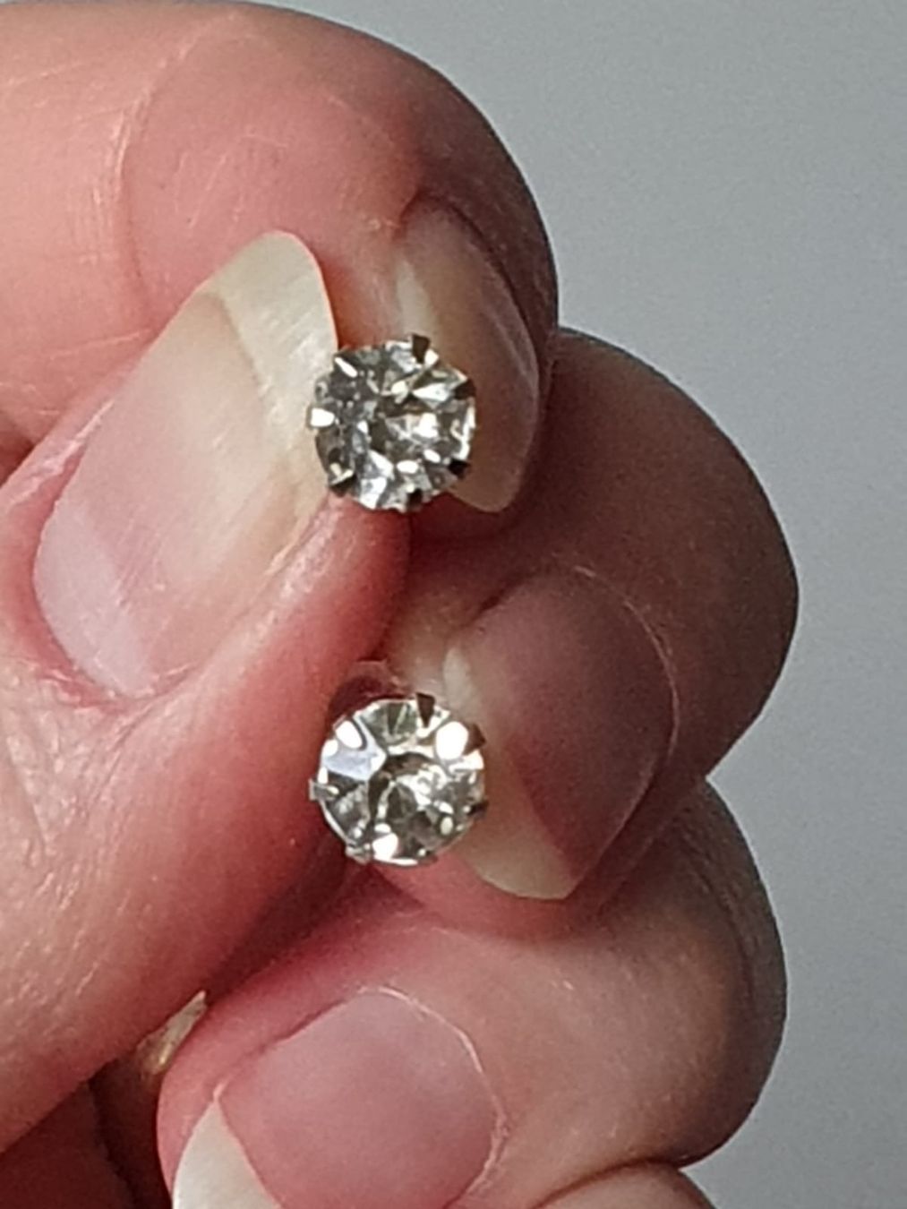 Ohrringe & -stecker: 8 mm Luxury Crystal Zircon Earrings Elegant – Neu und originalverpackt aus Genève von AGBERG 8