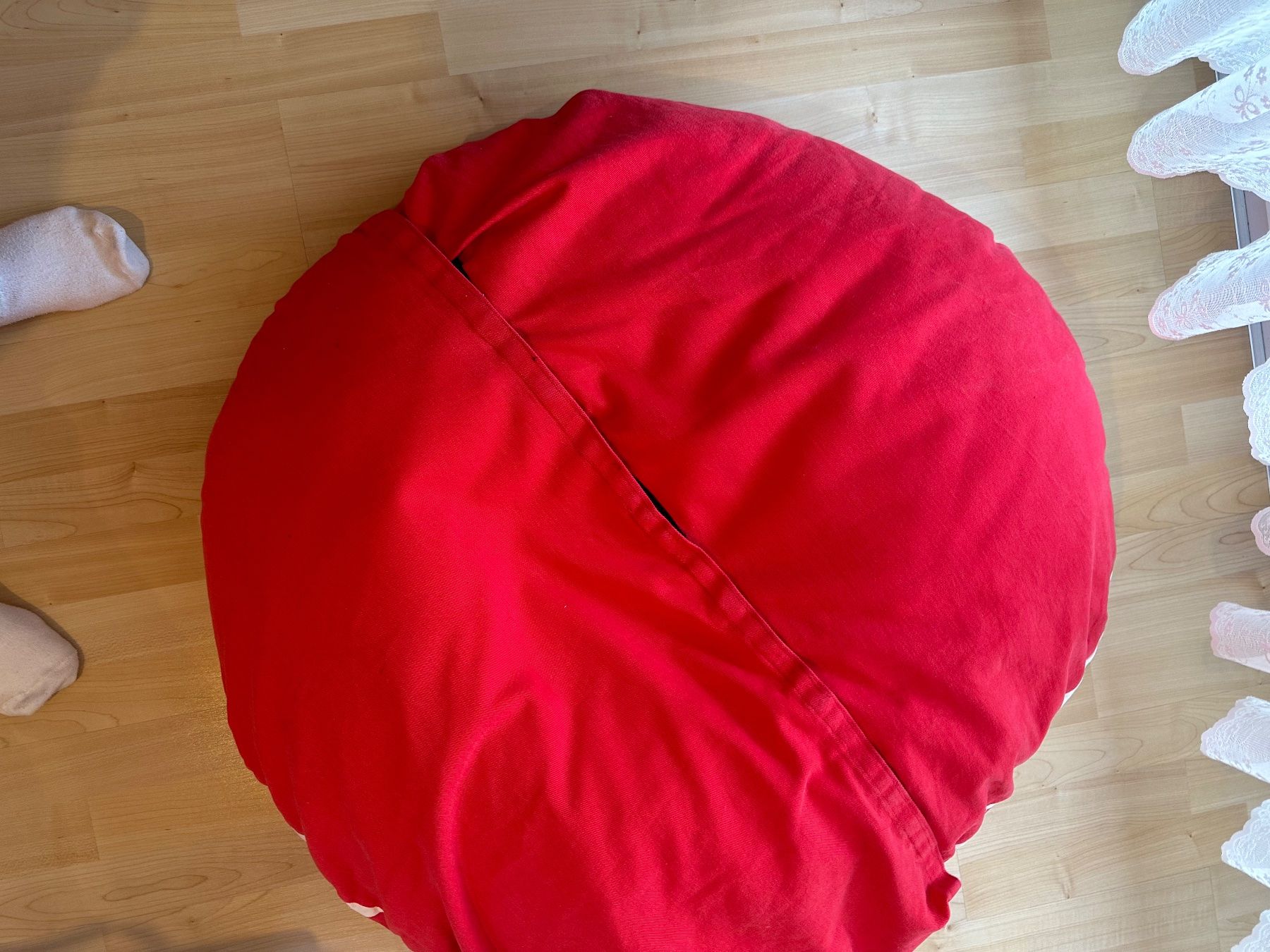 Kissen: Rot/Weisser Sitzsack selbst gemacht – Gebraucht aus Triengen von nes_l8cj 2