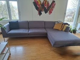 Sofa mit Chaiselounge in grau