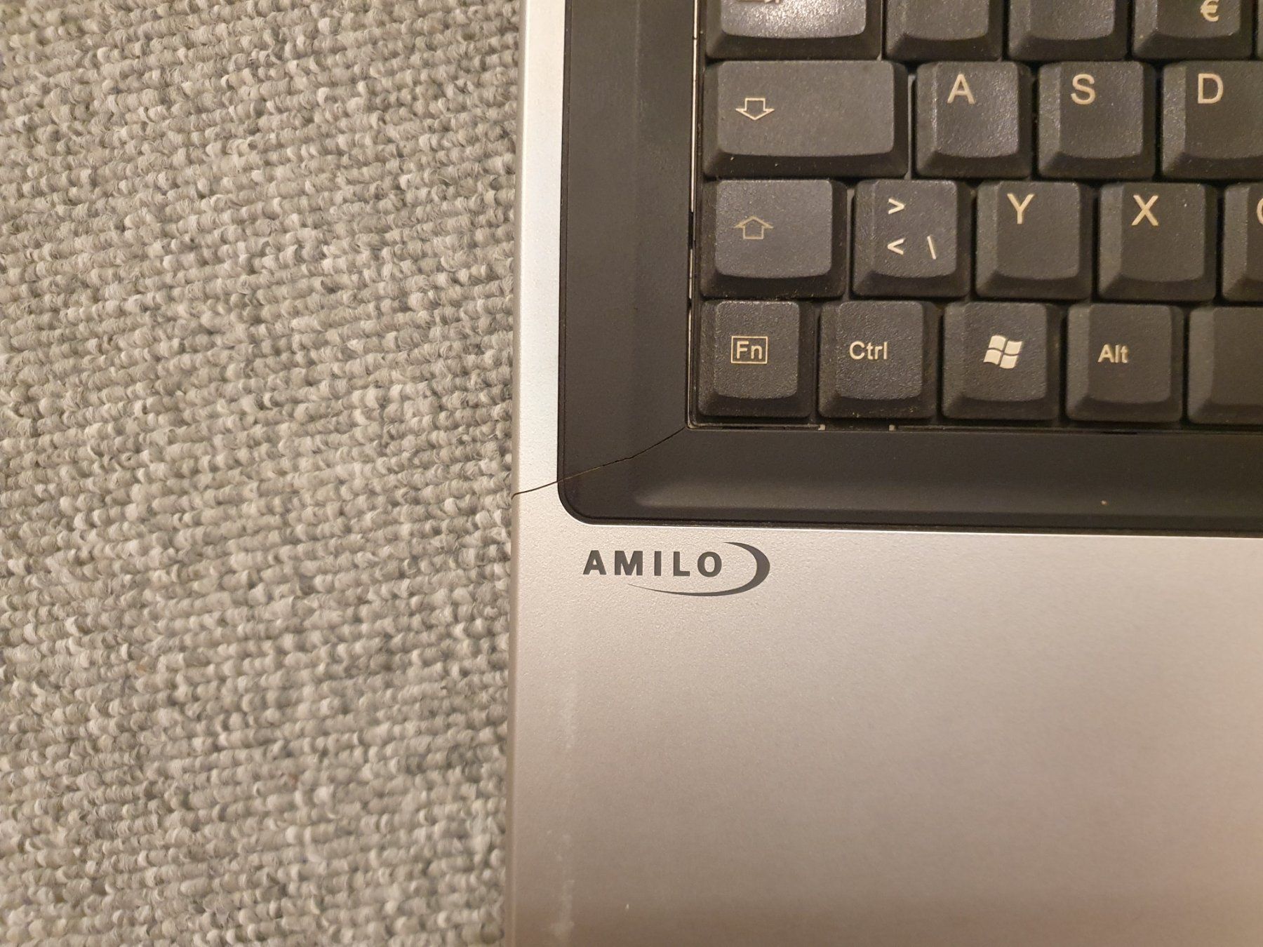 Fujitsu Notebooks: Fujitsu Amilo M1425, Antix Linux, mit Netzteil, beschädigt – Gebraucht aus Winterthur von E-Frosch 8
