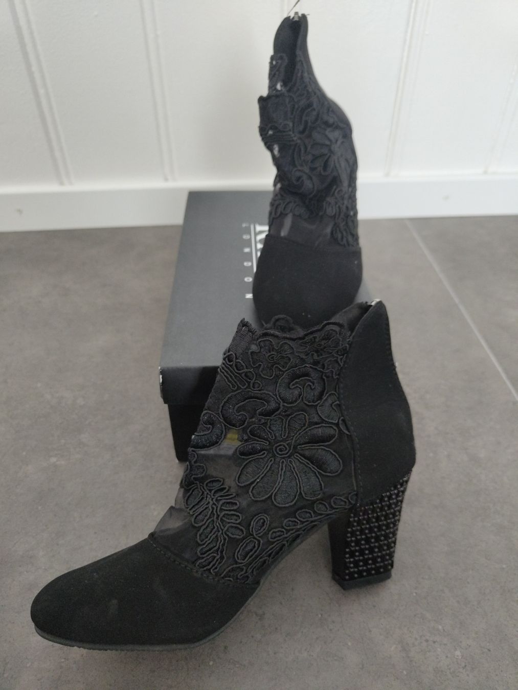 Scarpe da donna: Elegante Wildlederstiefeletten mit Spitze – Nuovo (secondo la descrizione) da Alterswil FR venduto da Agape07 3