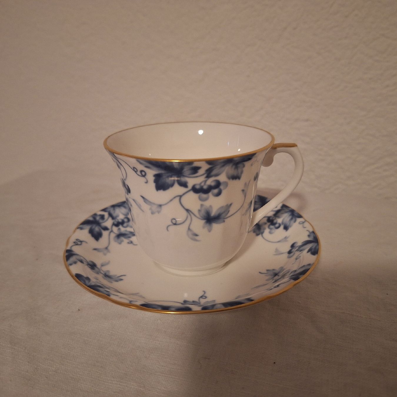 Tazze: Versand möglich. Tasse blaues Weinlaub – Usato da Winterthur venduto da Goldpipau