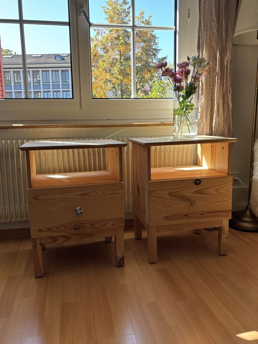 Comodini: 2 Holz Nachttische  – Usato da Bern venduto da wisemagpie