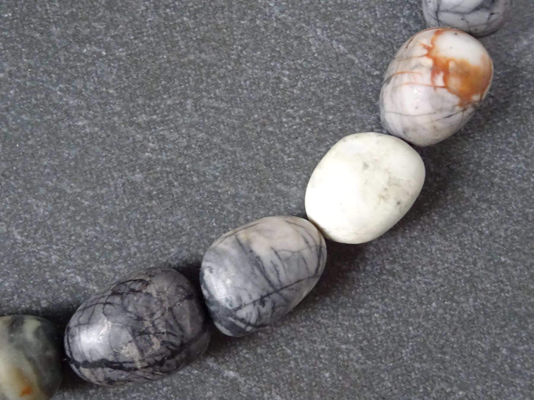 Catenine: Steinkette aus Flusskiesel – Usato da Oetwil am See venduto da Senegal 6