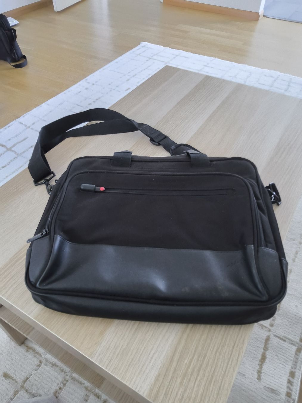 Borse: Hochwertige Thinkpad Ultraportable Laptoptasche – Usato da Münchenstein venduto da dr.fe.96
