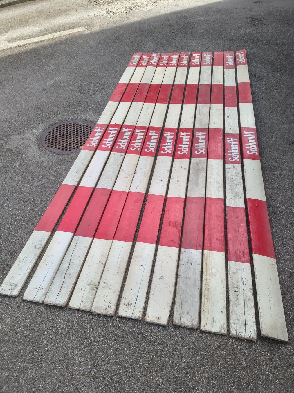 Articoli in legno: Baustellen Absperrlatten 4m lang gebraucht 11stk. – Usato da Uster venduto da 4schtroumpfs