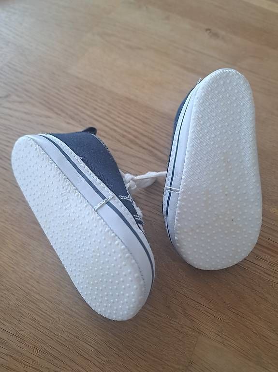 Scarpe per ragazzi: Babyschuhe grösse 19-20 – Usato da Uhwiesen venduto da Marthalen02 1