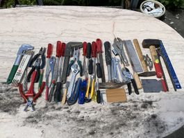 Werkzeugkonvolut Handwerkzeuge Schraubendreher Zangen Messer