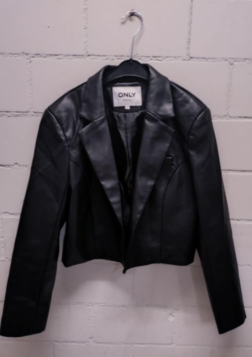 Only Giacche: Only Kunstleder Jacke, Schwarz, Gr. M – Usato da hombrechtikon venduto da Marijo