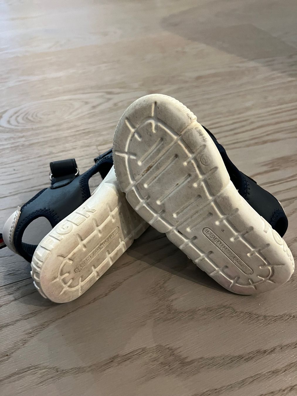Tommy Hilfiger Scarpe per ragazzi: Tommy Hilfiger Sandalen Gr. 24 – Usato da Dietlikon venduto da Vanilya 3