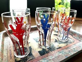 +  CoLa GLäSeR auF SeRvieRtAbLett  +