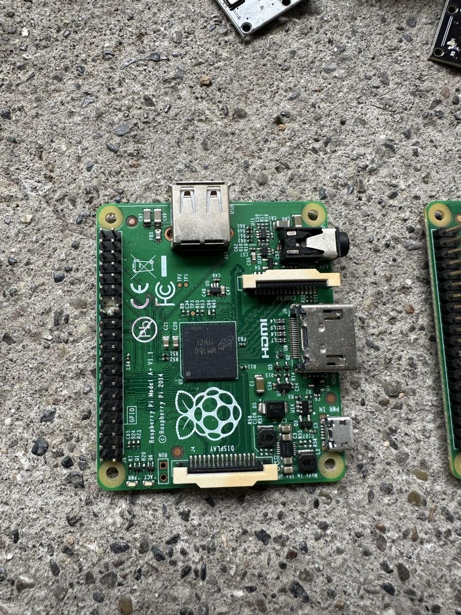 Raspberry Pi PCs: 4x Raspberry Pi Model A+ mit 4x Kamera Modul gebraucht – Gebraucht aus Dottikon von chline.rote.traktor 2