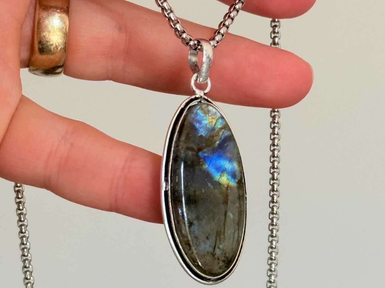 Catenine: Collier pendentif labradorite ovale – Nuovo e nell'imballaggio originale da Genève venduto da AGBERG