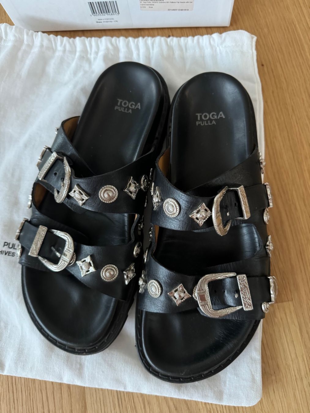 Scarpe da uomo: Toga Pulla Black Two Buckle Charms Sandals – Usato da Klingnau venduto da Vdado 4