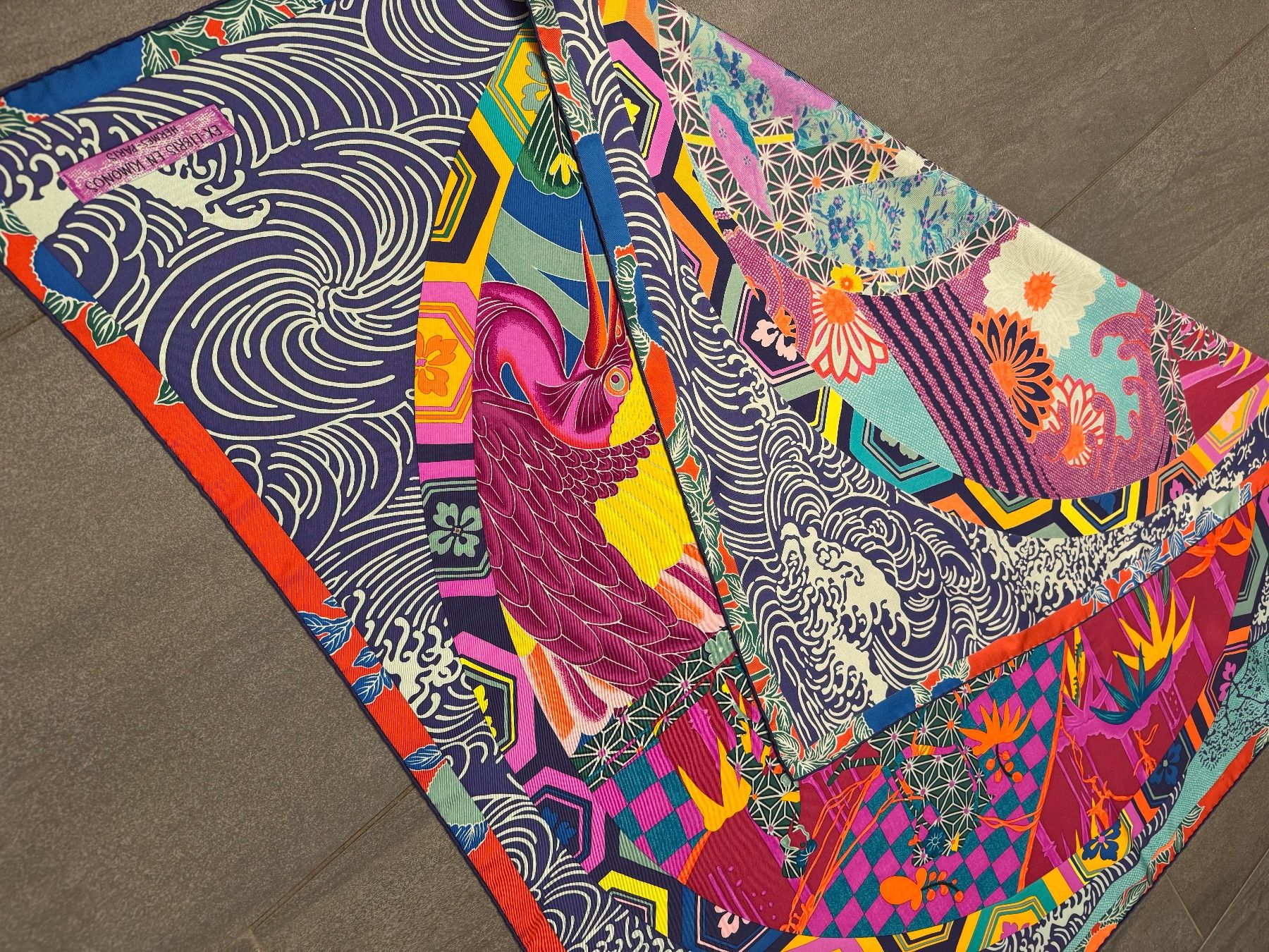 Hermès Foulards, Tücher & Schals: Hermès Carré 90 – Kunstvoll, lebendig und luxuriös – Neu (gemäss Beschreibung) aus Otelfingen von  2