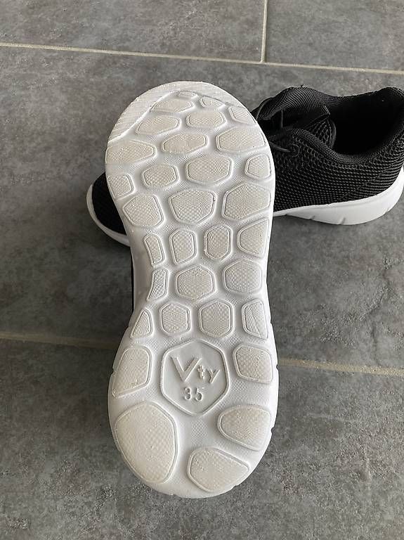 Scarpe da uomo: Turnschuhe schwarz Gr. 35 – Usato da Uttigen venduto da daeni_83