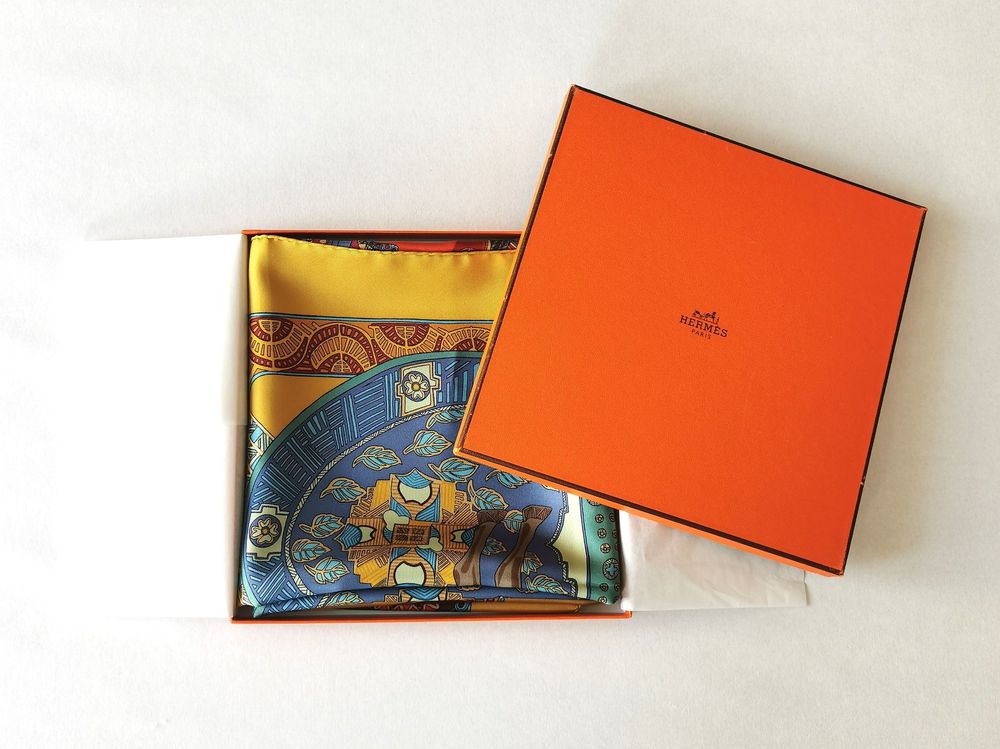 Carré Hermès 90 En Soie 'Selle Des Steppes' - Fabriqué à La Main En France - Neuf Avec étiquettes - Modèle Collector Vert