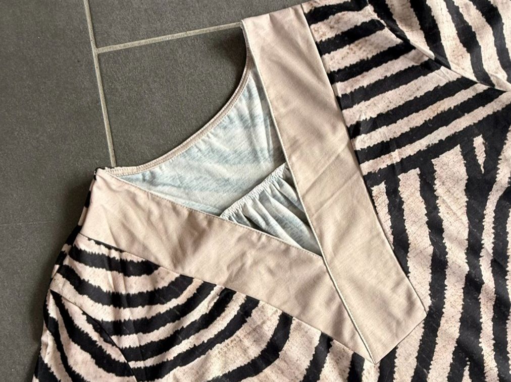 Robes: Kleid mit Muster und V-Ausschnitt Grösse L – D'occasion à Lommis par manmarmi 1