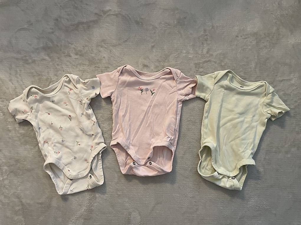 Lotti & Set di vestiti: Kurzarmbodys Grösse 62 – Usato da Aarburg venduto da runningchicken