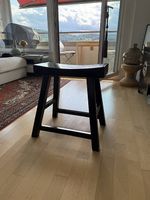 Stilvoller Holz-Hocker in Schwarz