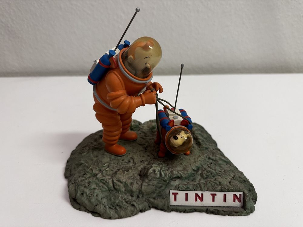 TINTIN: MILOU MARCHANT AVEC UN OS - figurine plastique (grand modèle) série 5 #20, moulinsart (tintin), moul42504 – La Marque Zone