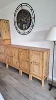 Meubles HUSAR IKEA en bois massif, style chalet.