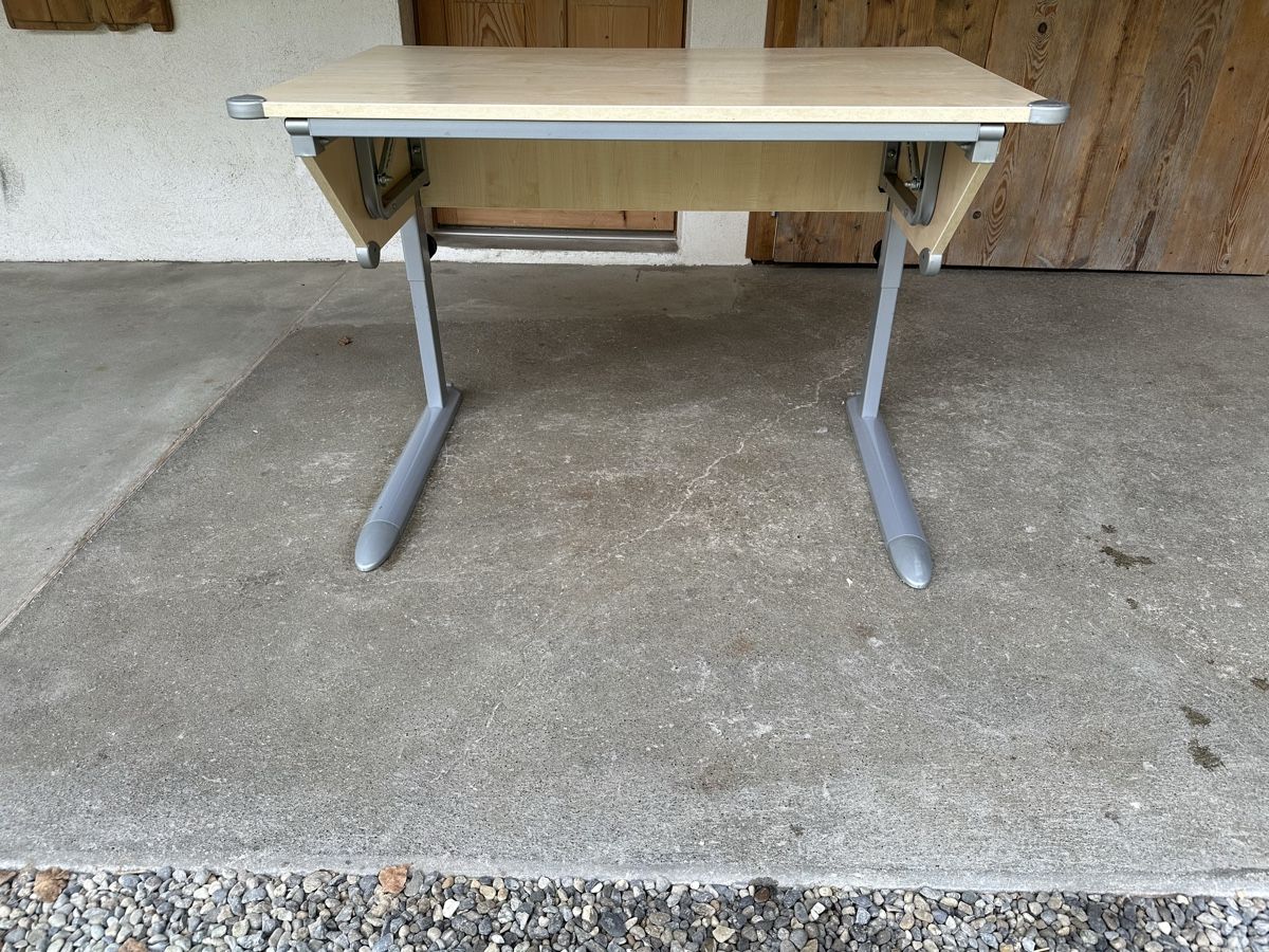 Schreibtische: Kinderschreibtisch – Gebraucht aus Kölliken von engine02