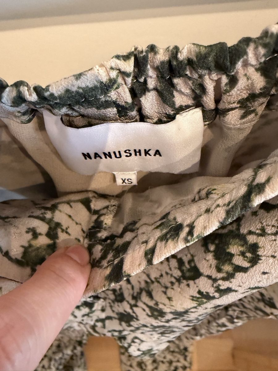 Nanushka Pantaloni: Nanushka Hose aus Seide – Usato da Zürich venduto da sher_locked 2
