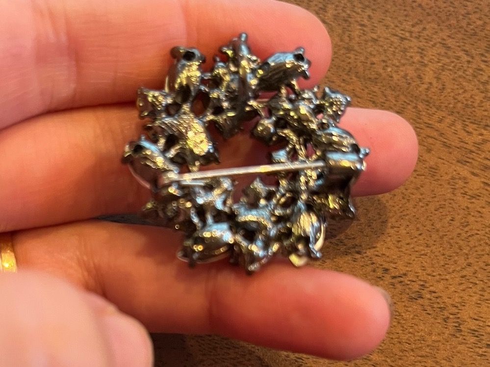 Spille & Fermagli: Brosche Kranz ( Strass) – Nuovo e nell'imballaggio originale da Gams venduto da Mariawicca 3