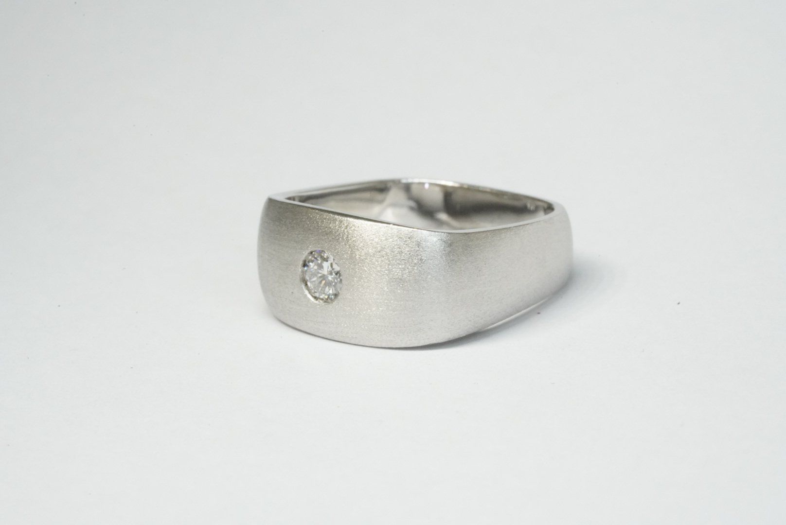 Ringe: Fingerring 18k Weissgold mit Diamant – Gebraucht aus Bülach von Re-Jewelled 1